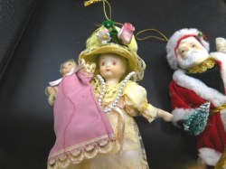 lot 9 porc ornaments e